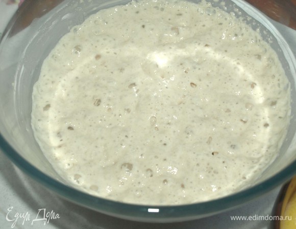 Закрыть миску пищевой пленкой и поставить в теплое место без сквозняков на 20–30 минут, чтоб дрожжи активизировались.