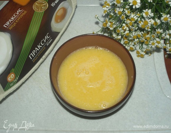 Масло растопить (оно должно быть слегка теплым, но не горячим). Соединить желтки, растопленное масло, оставшиеся молоко с водой (слегка подогреть) и хорошо перемешать до однородного состояния.