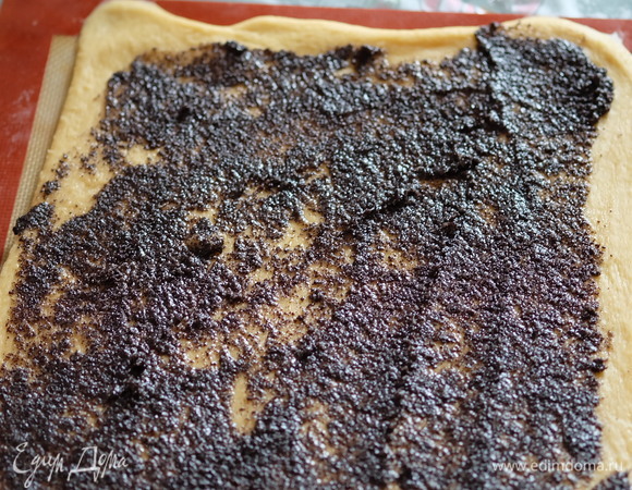 Формируем булочки. Тесто делим пополам. Раскатываем первый кусочек теста в прямоугольник толщиной примерно 3 мм. Маковую начинку просто тонким слоем размазываем по поверхности прямоугольника.