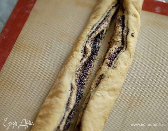 Сворачиваем прямоугольник в плотный рулетик, взяв за основание более длинную сторону. Далее прямоугольник нужно разрезать не поперек (как на синнабоны), а вдоль, при этом оставив неразрезанной верхнюю часть рулета.