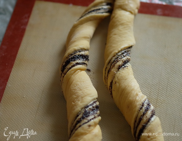 Свернуть из каждой половинки жгут.