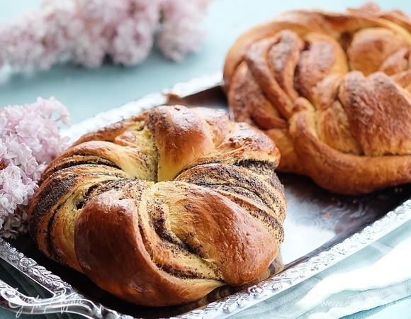 Духовку хорошо разогреть до 180°C. Дать 15–20 минут на расстойку булочек в теплом месте. Затем каждую булочку смазать взбитым яйцом (помните, осталась половина яйца от теста) и отправить в духовку минут на 30