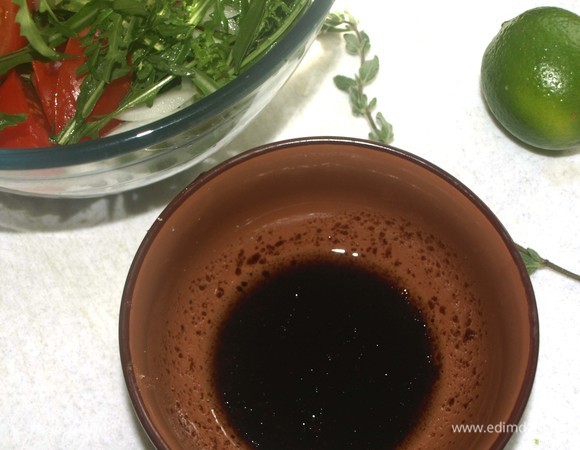 В миске смешиваем все ингредиенты для заправки. Добавляем к салату и хорошо перемешиваем.