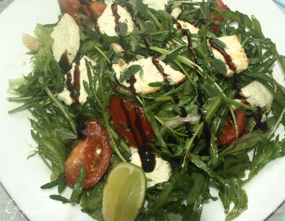 В сковороде разогреваем растительное масло и обжариваем нарезанный ломтиками сыр до золотистого или до желаемого вами цвета. Выкладываем сыр на салат. Поливаем по вкусу бальзамическим кремом и сверху посыпаем листиками свежего орегано. Подаем сразу.