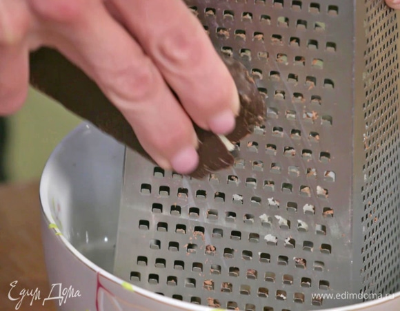 Марципан натереть на мелкой терке.