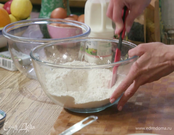 Добавить к марципану муку, кукурузный крахмал и разрыхлитель. Перемешать лопаткой.