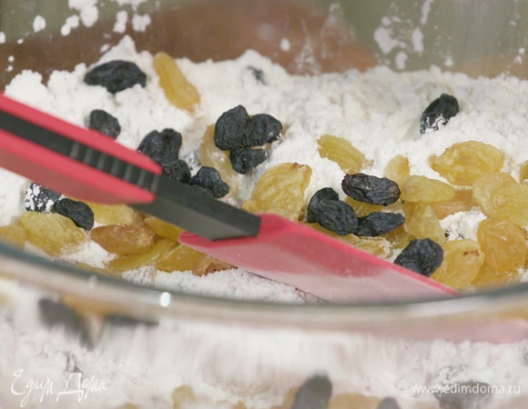 Смешать с сухими ингредиентами сахар и изюм.