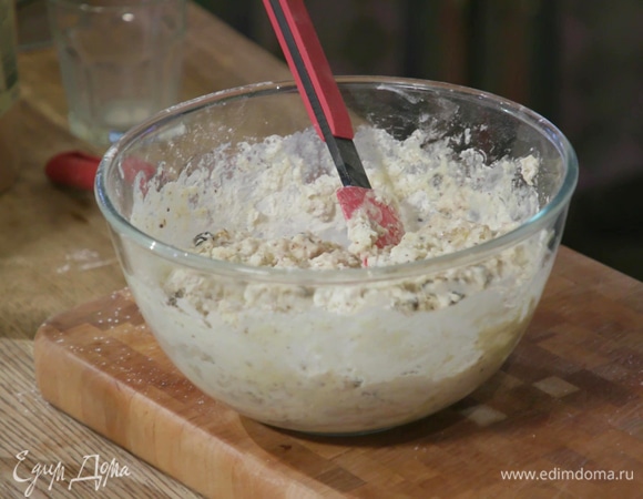 Быстро и немного небрежно соединить при помощи лопатки жидкие ингредиенты с сухими.