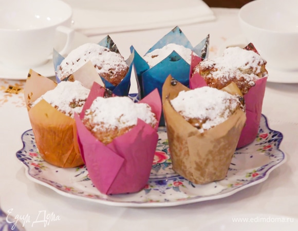 Посыпать горячие маффины слоем сахарной пудры или украсить по своему вкусу.