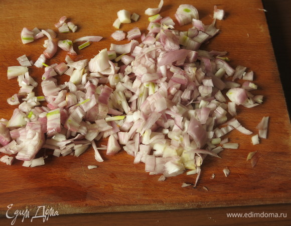 Нарезаем лук мелко.