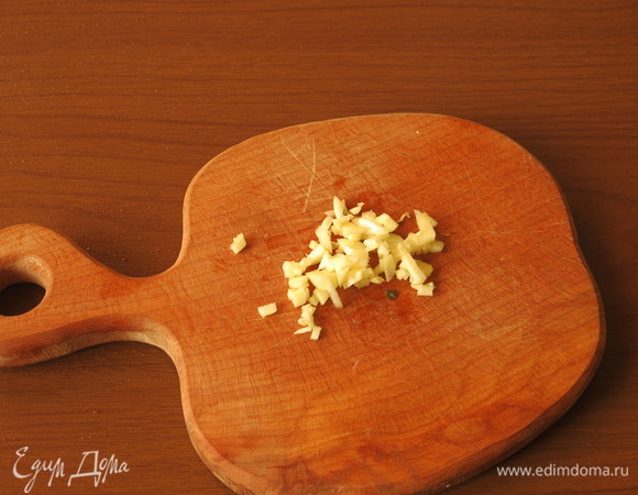 Нарезаем чеснок.