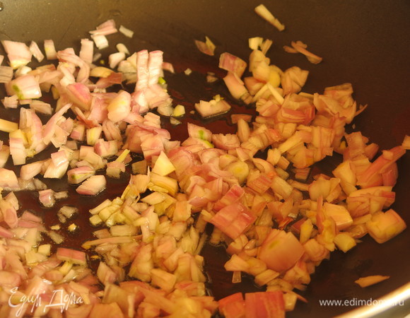 Добавляем лук и прогреваем до прозрачности.