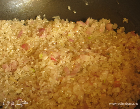 Кладем рис, перемешиваем и прогреваем 2 минуты (рис становится чуть прозрачным).