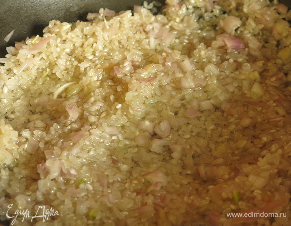 Вливаем вино и выпариваем минуту.