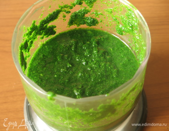 Измельчаем крапиву.