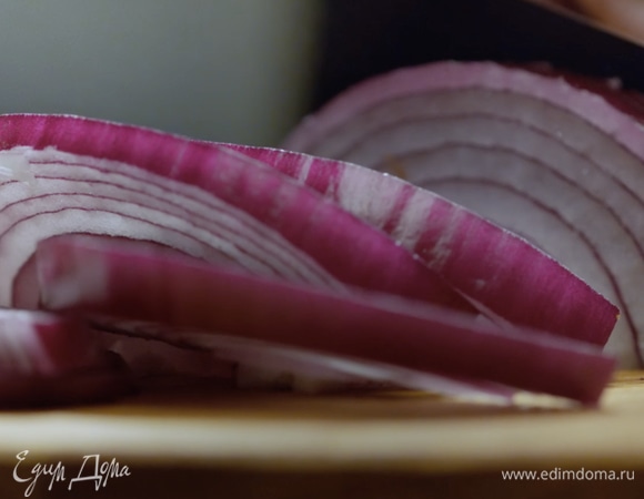 Режем лук полукольцами.