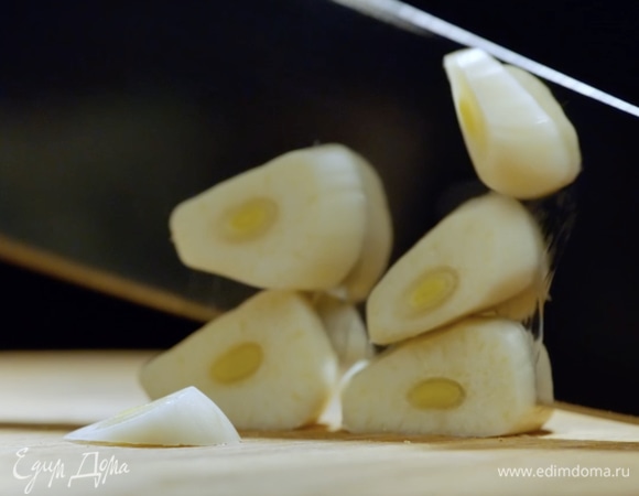 Режем чеснок.