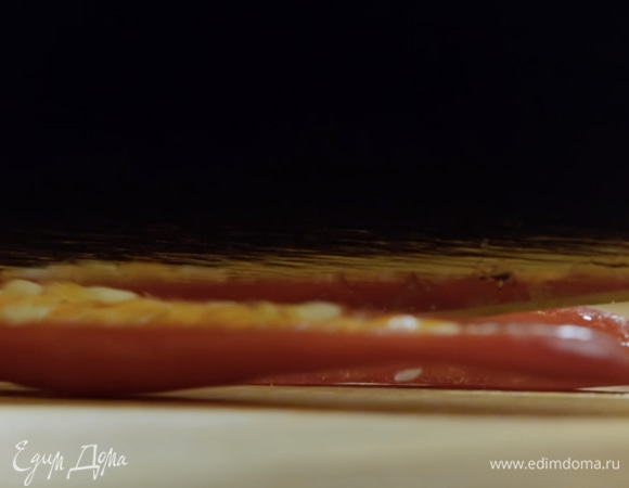 Режем перец чили.