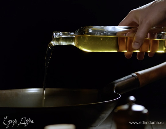 Разогреваем в воке оливковое масло.