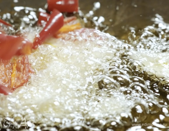 Обжариваем 1 минуту чили, чеснок и лук.