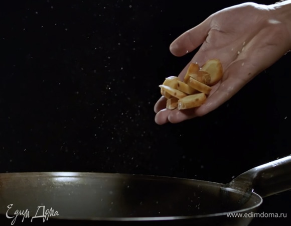 Режем крупными кружками галангал и добавляем его в вок.