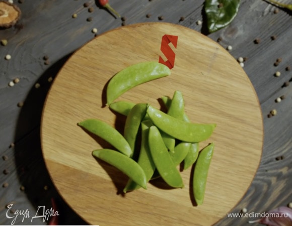 Добавляем нарезанный стручковый горошек.