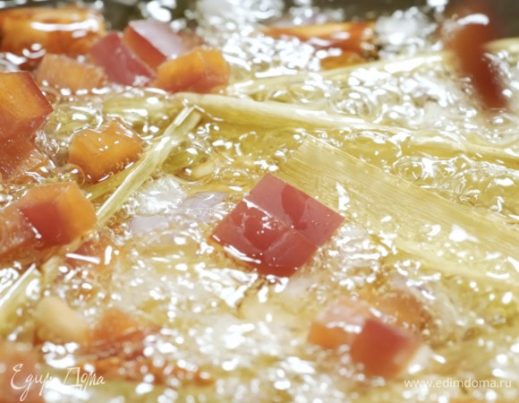 Добавляем болгарский перец (мелко нарезанный).