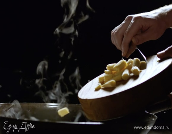 Закидываем мини-кукурузу.