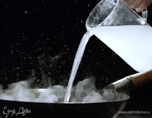 Заливаем куриным бульоном.