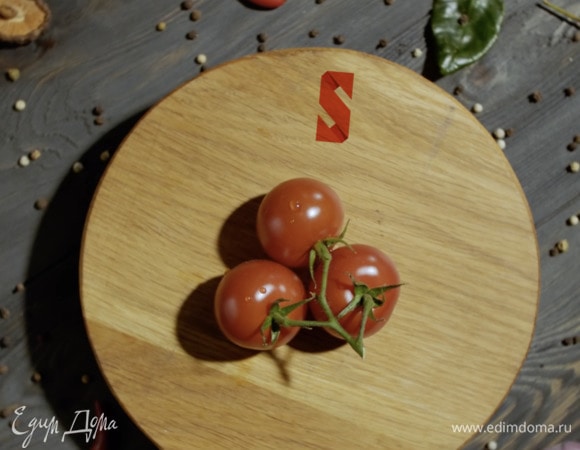 Нарезанные половинки томатов черри отправляем в вок.