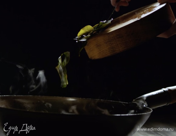 Слегка давим в ступке листья каффир-лайма с перцем чили и отправляем томиться в общий котел.
