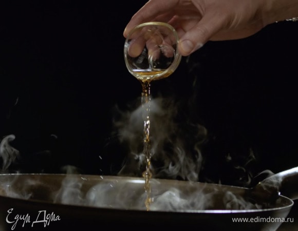 Добавляем рыбный соус, кокосовое молоко, пасту тамаринда и пасту чили.