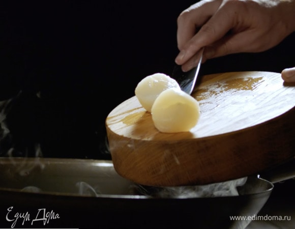 Следом отправляем в вок гребешки, мидии и тигровые креветки.