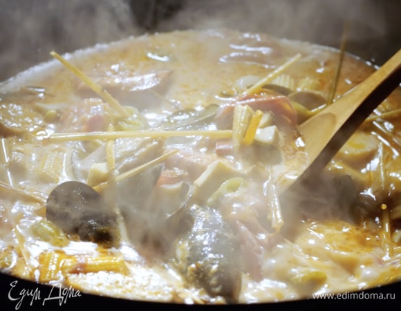 Даем 10 минут потомиться, периодически помешивая.