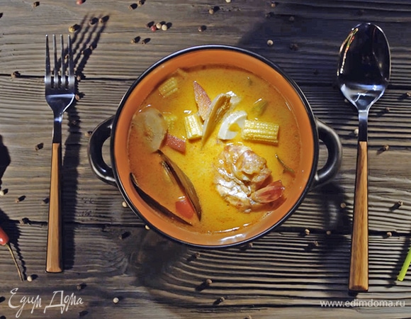 Сервируем тарелку и подаем суп с перцем чили, половинкой лайма и зеленью.