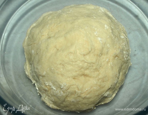 Тесто кладем в чистую миску, закрываем пищевой пленкой и отправляем на 1 час в теплое место без сквозняков.