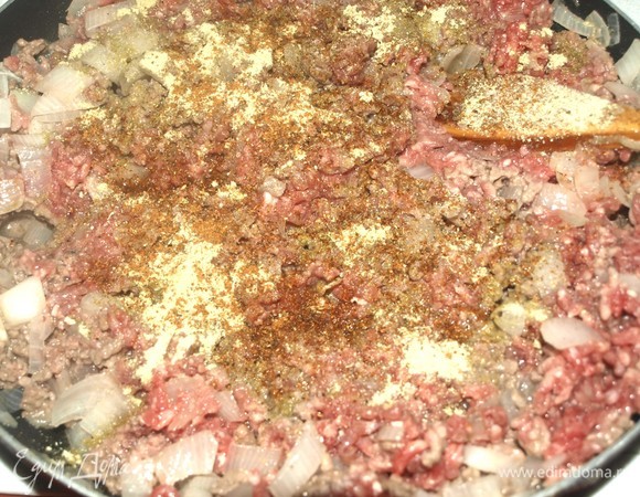 Заранее приготовленный фарш (фарш можно взять готовый, если вы доверяете производителю) добавить к луку. Добавить соль, перец, уцхо-сунели. Перемешать и готовить 8 минут, периодически помешивая.