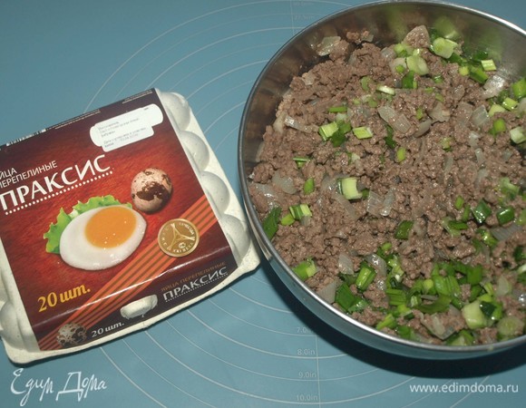 Готовую начинку перекладываем в миску. Даем остыть. Зеленый лук порубить и добавить к фаршу. Перемешать. Если необходимо, то добавить соль, перец.