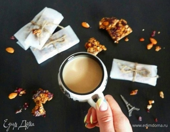 Накрыть форму алюминиевой фольгой и поставить в холодильник минимум на ночь. По истечении указанного времени достаем батончики из формы и нарезаем на кусочки. Хранить такие батончики можно в герметичном контейнере в холодильнике до 2 недель.