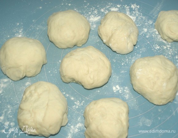 Разделить тесто на 7 частей. Оставить немного теста для украшения. Накрыть тесто полотенцем и оставить на 20 минут.