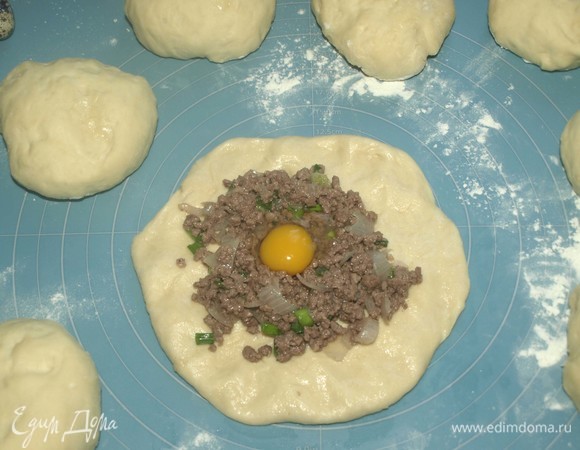 Тесто очень легкое в работе. Формируем лепешку. В центр выкладываем начинку, делаем небольшое углубление и вбиваем яйцо. Яйца можно добавить готовые, но мне нравятся сырые, они придают кремовую структуру.
