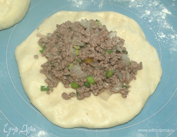 Сверху закрываем начинкой.