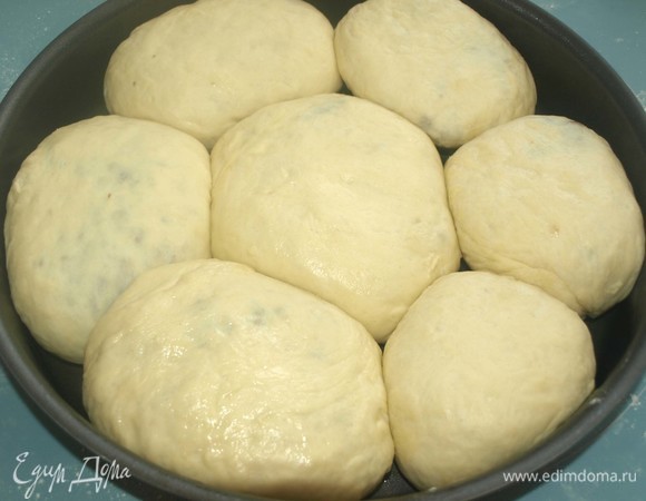 Выкладываем заготовки на смазанный маслом противень швом вниз. У меня форма 26 см. Украшаем. Даем постоять 15–20 минут.