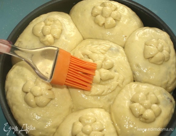 Смешать до однородного состояния яйцо и молоко. Смазать пирог. И отправить в заранее разогретую до 180ºС духовку на 40–45 минут (ориентироваться по свей духовке).