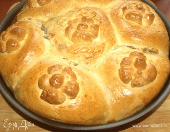 Достаем готовый пирог и даем ему немного остыть.