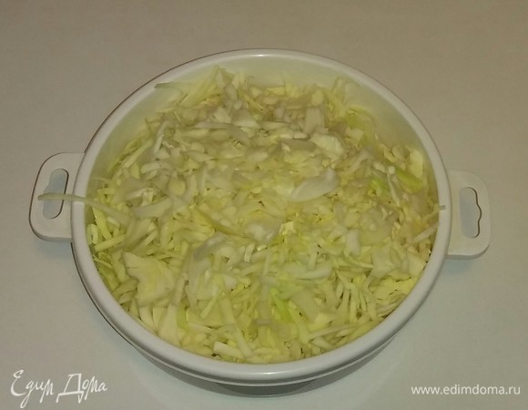 Капусту мелко режем (или шинкуем).