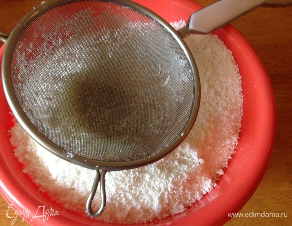 Перетереть творог через ситечко.