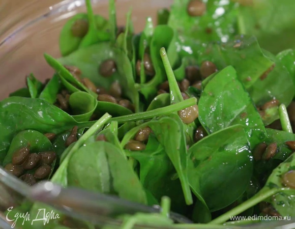 В заправку добавить чечевицу и листья шпината.