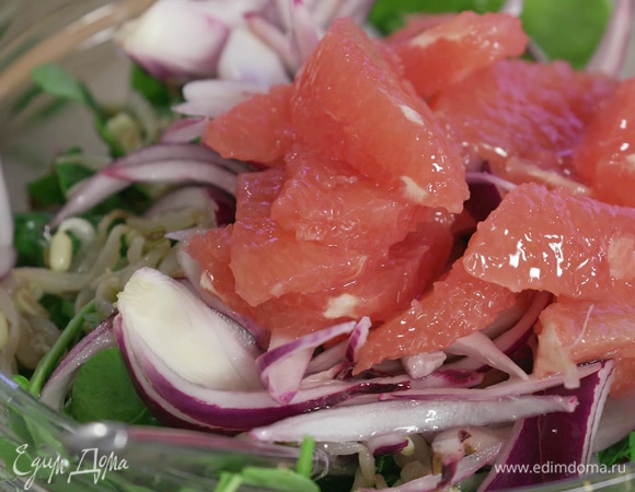 Петрушку и кинзу мелко нашинковать, добавить к салату. Туда же выложить пророщенные ростки сои, промариновавшийся лук без маринада, и, наконец, добавить грейпфрут.