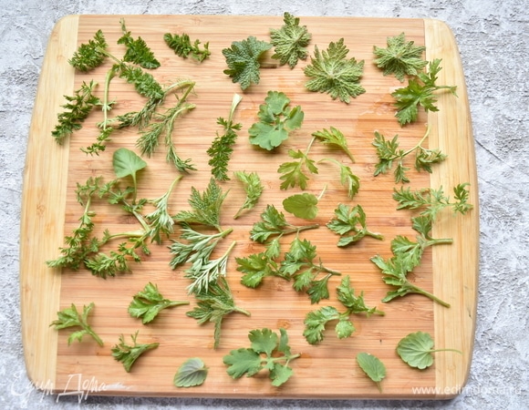 Выбрать наиболее интересные на ваше усмотрение листочки, промыть их и разложить на поверхности.